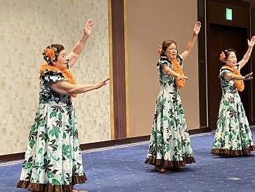 3�l�̃����o�[���x���Ă����ʂ��E�΂ߑO����ʂ��Ă��܂�