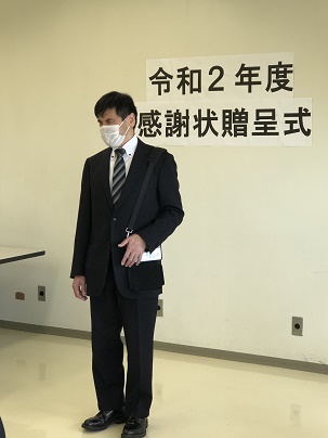 ���j�����q�ׂ鍂������E�΂ߑO����B�e�����ʐ^