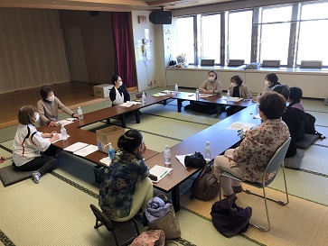 �e�[�u�����͂�Řb��������������