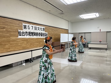 ���n�ɉԕ��̃����O�h���X�ɃI�����W�̃��C�g�ԏ����t���ėx��3�l