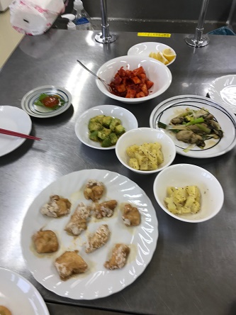 皿と小鉢に入った料理が並んでいます