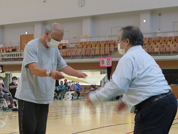 仙障協・阿部会長から賞状を受け取る仙視協・佐藤副会長