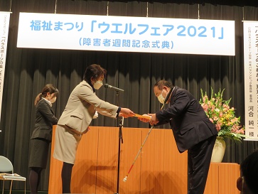 郡仙台市長から賞状を手渡されている織田さん