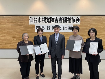 ��58�񕶉��Ղ̉��f�����o�b�N����������͂񂾕\���҂̊F����