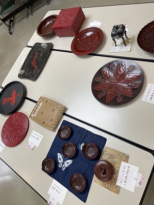 テーブルの上に並べられたお盆や大皿などの作品群