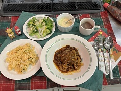 �N���X�}�X�d�l�̃����`�����}�b�g�̏�ɏo���オ���������A�e�ɂ͏����ȃT���^�ƃg�i�J�C�̒u��