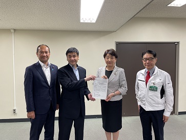 高橋会長と郡市長を挟んで左に佐々木心市議会議員、右に渡辺博市議会議員