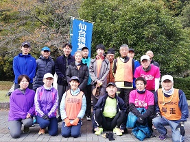 �F�t�����؁X�̑O�Łu���s���o��Q�҂q�b�v�̊����o�b�N�ɎQ���҂��O��ɕ���ł���