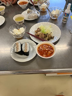 ��������ɐ���ꂽ�`�L���\�e�[�A���̉��̔�������ɂ��ɂ��炸��2�A���ꂼ�ꓧ���ȃ{�E���ɓ������~�l�X�g���[�l�X�[�v�ƃ~���N���V�A�������Y�����Ă���