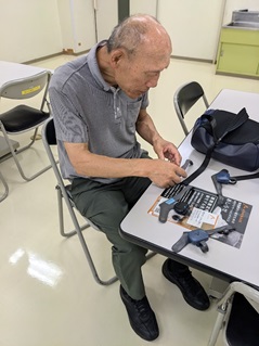 �C�ɑ������鏬�^�̒[�����m�F����j���Q����