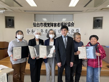 ��60�񕶉��Ղ̉��f�����o�b�N����������͂񂾕\���҂̊F����