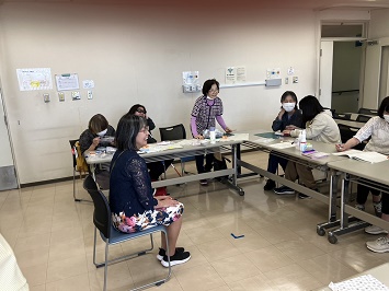 �u�t�𒆐S�Ƀe�[�u���Ɍ������č�Ƃ���Q����