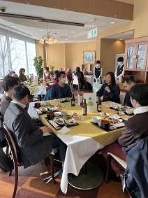 各テーブルで歓談する参加者