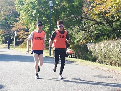 �ꕔ�F�t�����؁X�̊Ԃ𑖂鎋�o��Q�����i�[�Ɣ�����