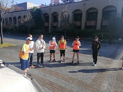 �w�ɂ��o�b�N�ɎQ���҂̏W���ʐ^