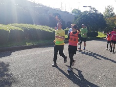 朝陽の当たる道を走るペア