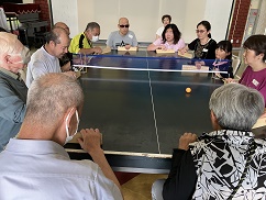 �싅����͂񂾃v���[���[�A�l�b�g�̉����ʂ��ʉ߂��悤�Ƃ��Ă���