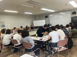 �R�̎��^�̃e�[�u���̎���ɍ���Q���҂ɐ�����z��u�t