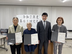 �����������łR���̕\���҂̊F����