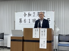 演台を前にマイクを持って話をする20世紀アーカイブ・伊藤さん