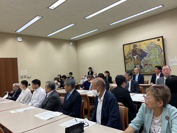 要望書を提出した後、担当課職員からの報告を聴いている場面