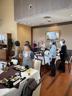 起立して乾杯する参加者