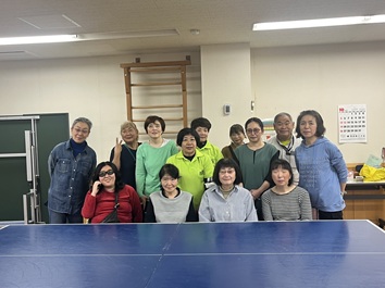 卓球台を前に参加者皆さんの記念撮影
