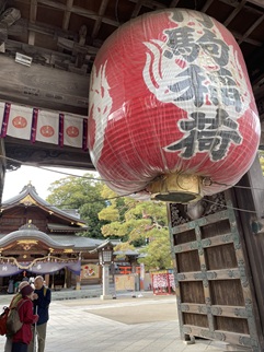 山門に下がる竹駒稲荷と書かれた赤い大きな提灯