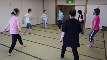 �����o�[���ւɂȂ��ė���������A���Y���ɍ��킹�ăX�e�b�v���Ă��܂�