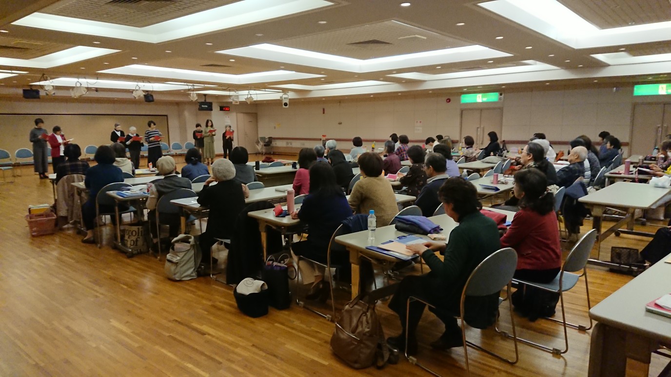 数名の朗読者と耳を傾ける聴取者