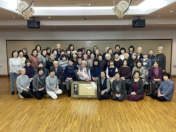 志茂さんを中心に大勢の仙台音訳の会の皆さんが並ぶ